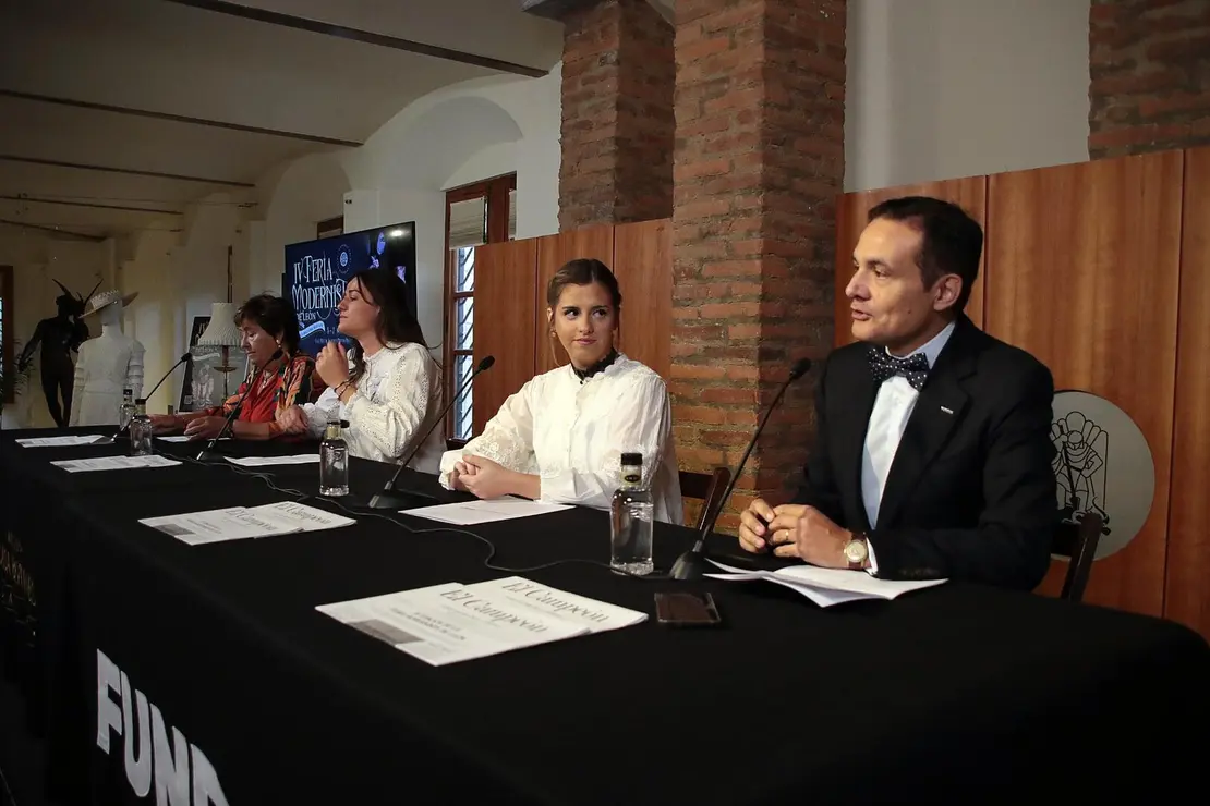 El director general de la Fundación Obra Social de Castilla y León, José María Viejo, acompañado por las jefas de Programas Públicos y Producción y Gestión Comercial de Fundos, Marta Sabugo y Andrea Méndez, y la concejala de Acción y Promoción Cultural del Ayuntamiento de León, presentan la IV Feria Modernista de León. Foto: Peio García