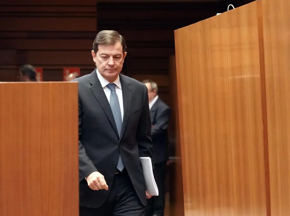 El presidente de la Junta, Alfonso Fernández Mañueco, durante el Pleno extraordinario de las Cortes. Foto: Rubén Cacho
