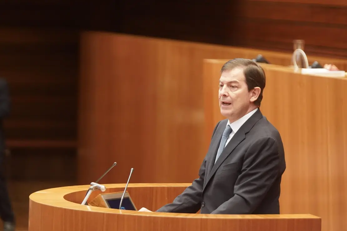 El presidente de la Junta, Alfonso Fernández Mañueco, durante el Pleno extraordinario de las Cortes. Foto: Rubén Cacho