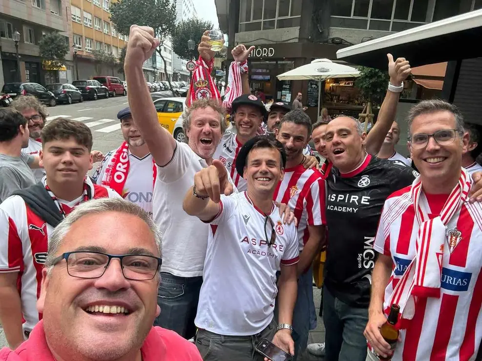 Aficionados de la Cultural y el Sporting, juntos en la antesala del partido.