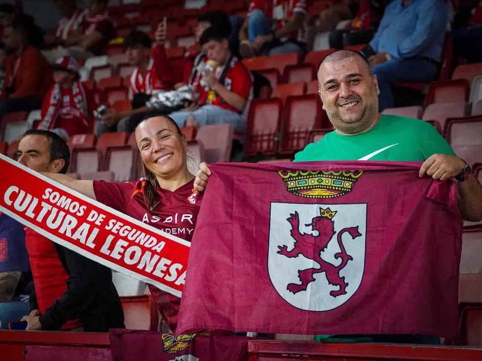 León se siente en la grada.