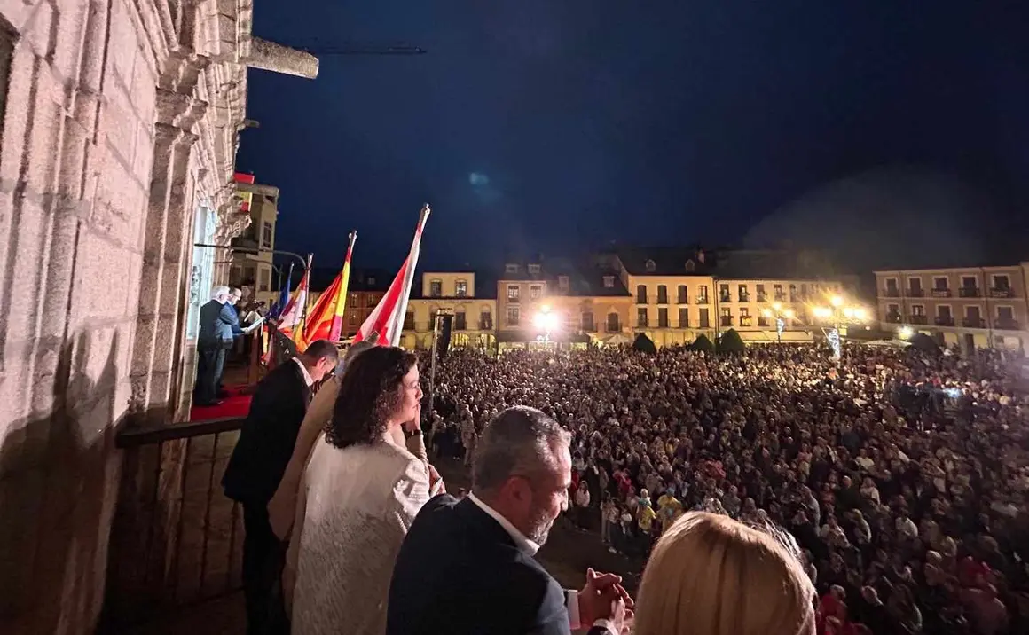 Ponferrada inició este viernes sus fiestas de la Encina con un pregón que quedará en la memoria colectiva. Leo Harlem, el humorista nacido en Matarrosa, fue el encargado de espolear con risas y recuerdos a cientos de bercianos y visitantes que se reunieron en la Plaza del Ayuntamiento de Ponferrada.