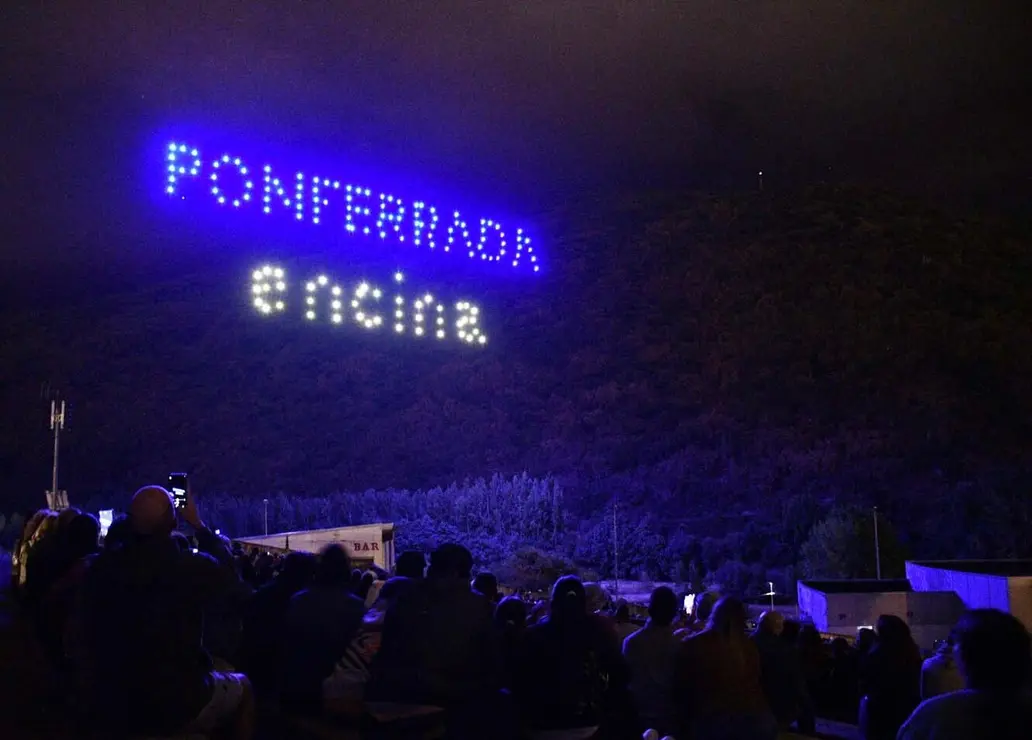 Ponferrada vivió a última hora de este domingo una de las citas más esperadas de las fiestas de la Virgen de la Encina: el estreno del espectáculo de drones que iluminó el cielo berciano con coreografías aéreas de luces y color.