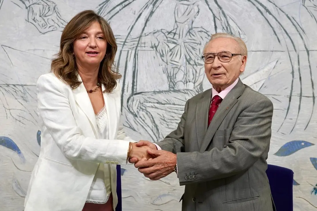 La rectora de la Universidad de León, Nuria González, y Martín Manceñido, como presidente de Donantes de Sangre y en representación de Fundaspe, firman un convenio de colaboración