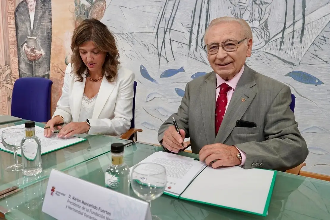 La rectora de la Universidad de León, Nuria González, y Martín Manceñido, como presidente de Donantes de Sangre y en representación de Fundaspe, firman un convenio de colaboración