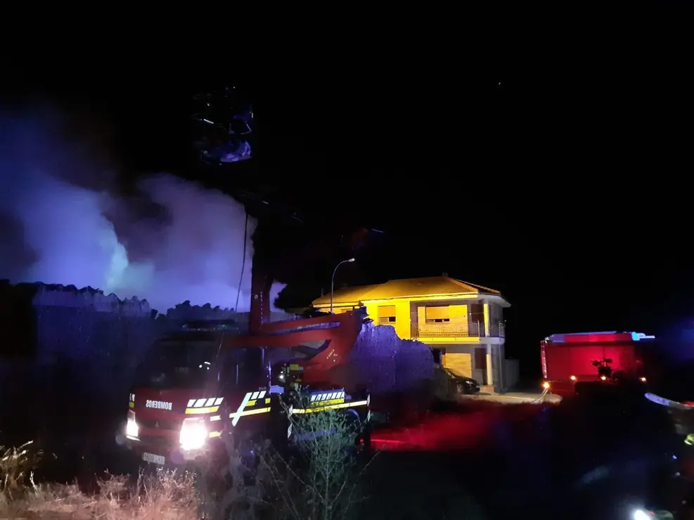 Varias dotaciones de Bomberos del Sepeis de la Diputación de León de los parques de Celada de la Vega y Valencia de Don Juan fueron movilizados esta pasada noche del domingo al lunes para acudir a sofocar un incendio que se declaró en Urdiales del Páramo.