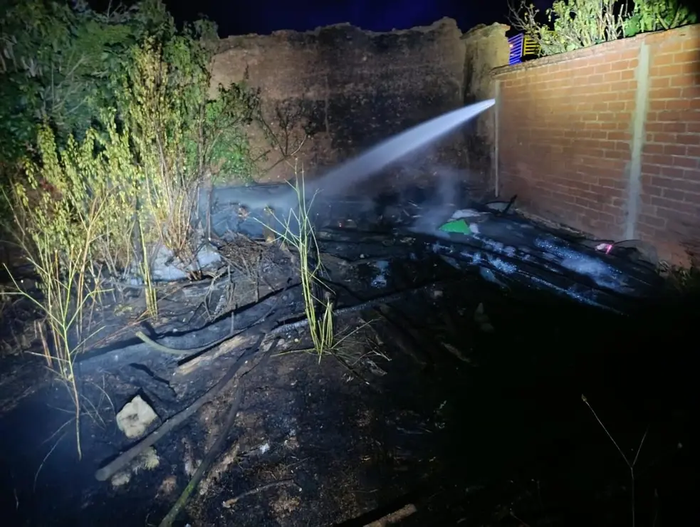 Varias dotaciones de Bomberos del Sepeis de la Diputación de León de los parques de Celada de la Vega y Valencia de Don Juan fueron movilizados esta pasada noche del domingo al lunes para acudir a sofocar un incendio que se declaró en Urdiales del Páramo.