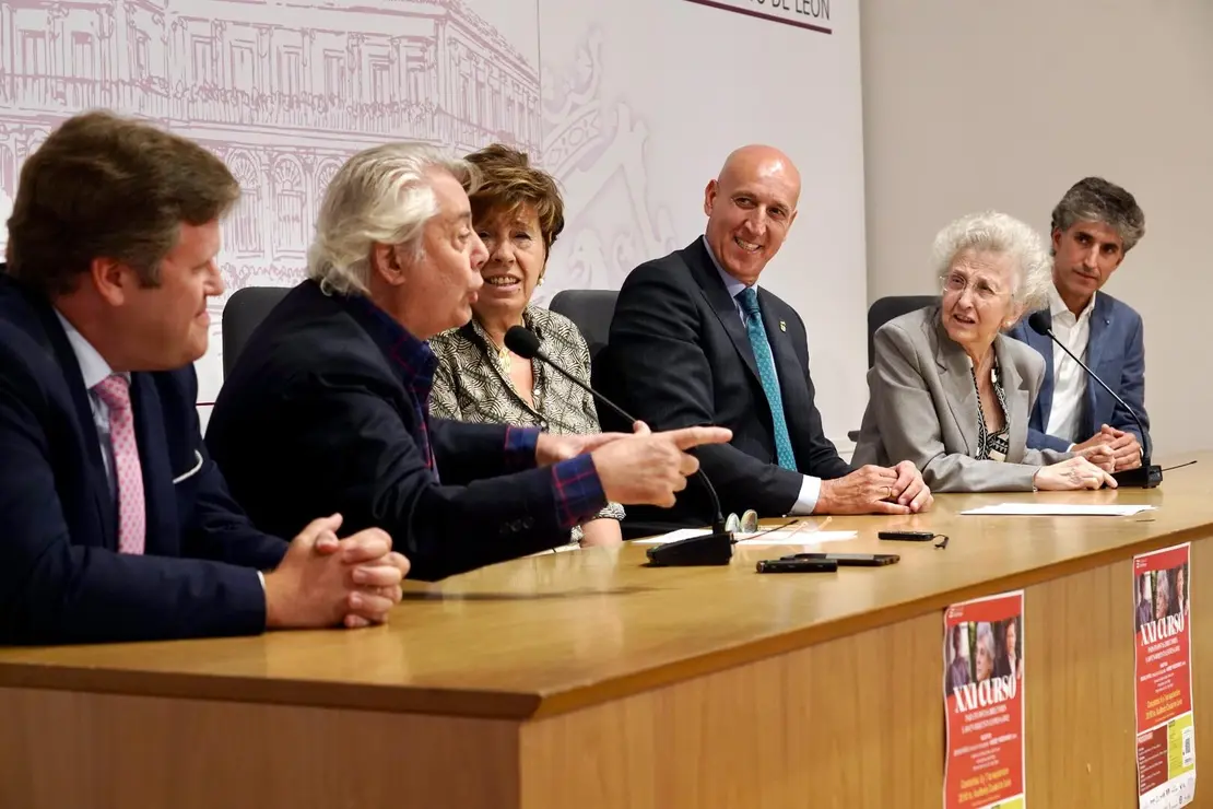 El alcalde de León, José Antonio Diez; la concejala de Acción y Promoción Cultural, Elena Aguado, y la presidenta de Eutherpe, Margarita Morais, presentan el ‘XXI curso para pianistas, directores y jóvenes orquestas’ de la Fundación Eutherpe. Fotos: Campillo