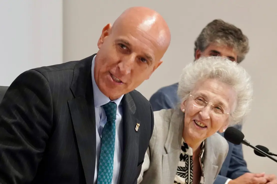 El alcalde de León, José Antonio Diez; la concejala de Acción y Promoción Cultural, Elena Aguado, y la presidenta de Eutherpe, Margarita Morais, presentan el ‘XXI curso para pianistas, directores y jóvenes orquestas’ de la Fundación Eutherpe. Fotos: Ical