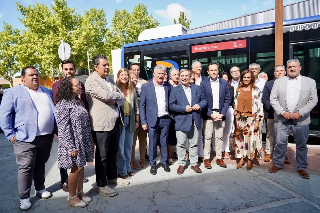 El consejero de Movilidad y Transformación Digital, José Luis Sanz Merino, presenta la puesta en marcha del transporte gratuito para empadronados en Castilla y León con Buscyl, en Arroyo de la Encomienda (Valladolid)