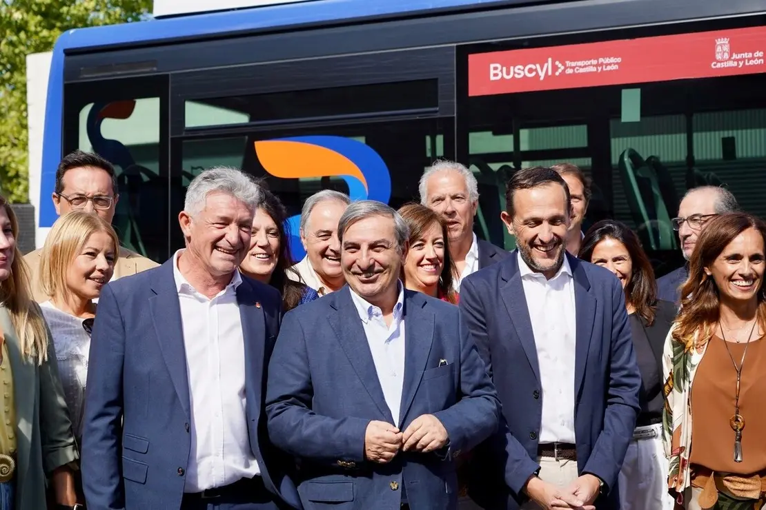 El consejero de Movilidad y Transformación Digital, José Luis Sanz Merino, presenta la puesta en marcha del transporte gratuito para empadronados en Castilla y León con Buscyl, en Arroyo de la Encomienda (Valladolid)