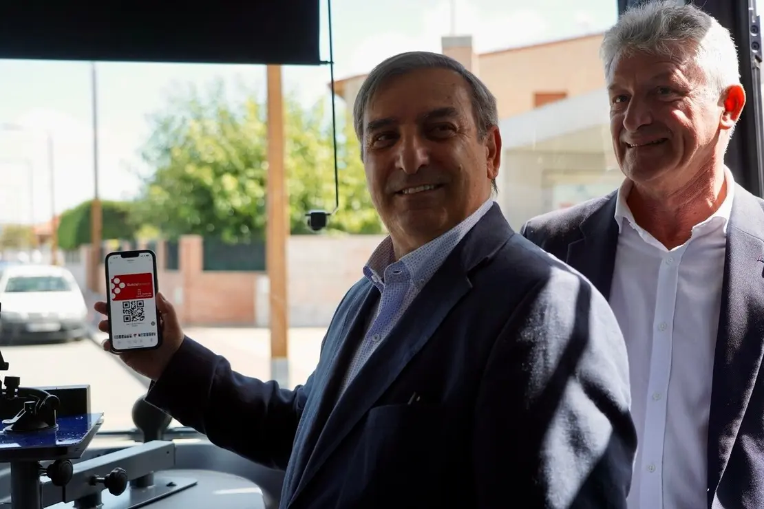 El consejero de Movilidad y Transformación Digital, José Luis Sanz Merino, presenta la puesta en marcha del transporte gratuito para empadronados en Castilla y León con Buscyl, en Arroyo de la Encomienda (Valladolid)