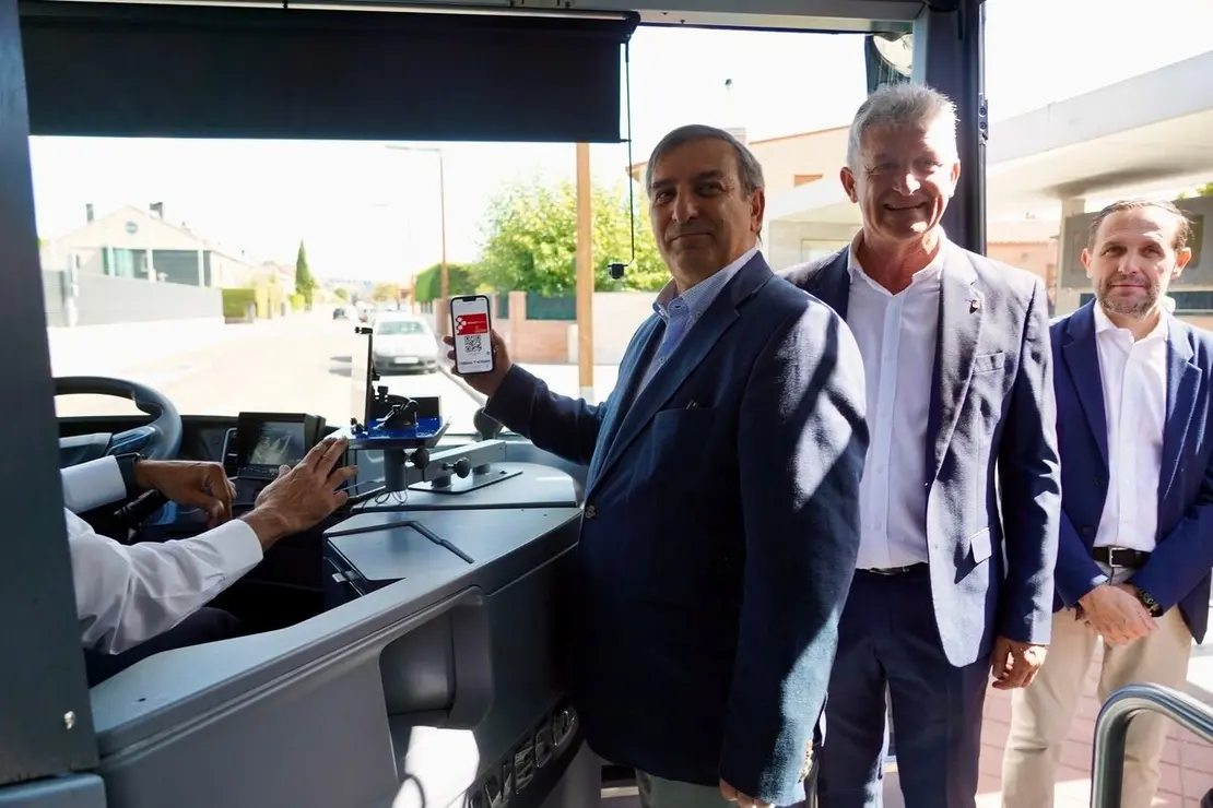 El consejero de Movilidad y Transformación Digital, José Luis Sanz Merino, presenta la puesta en marcha del transporte gratuito para empadronados en Castilla y León con Buscyl, en Arroyo de la Encomienda (Valladolid)