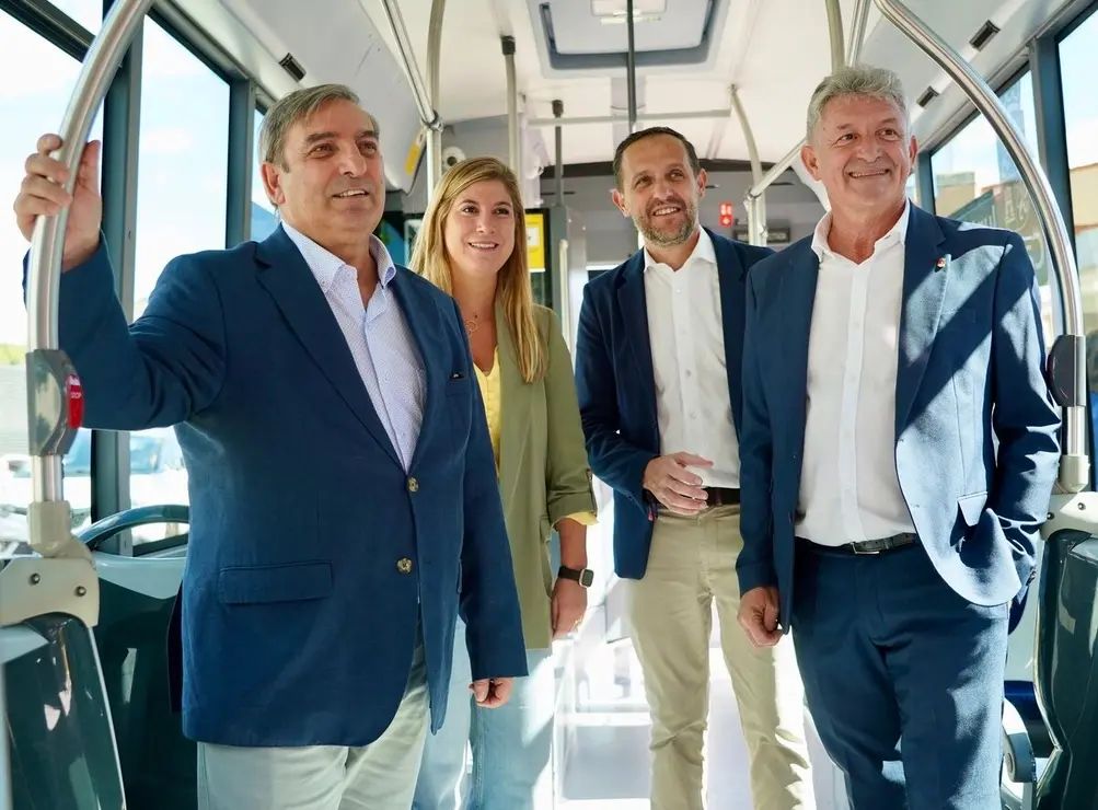 El consejero de Movilidad y Transformación Digital, José Luis Sanz Merino, presenta la puesta en marcha del transporte gratuito para empadronados en Castilla y León con Buscyl, en Arroyo de la Encomienda (Valladolid)