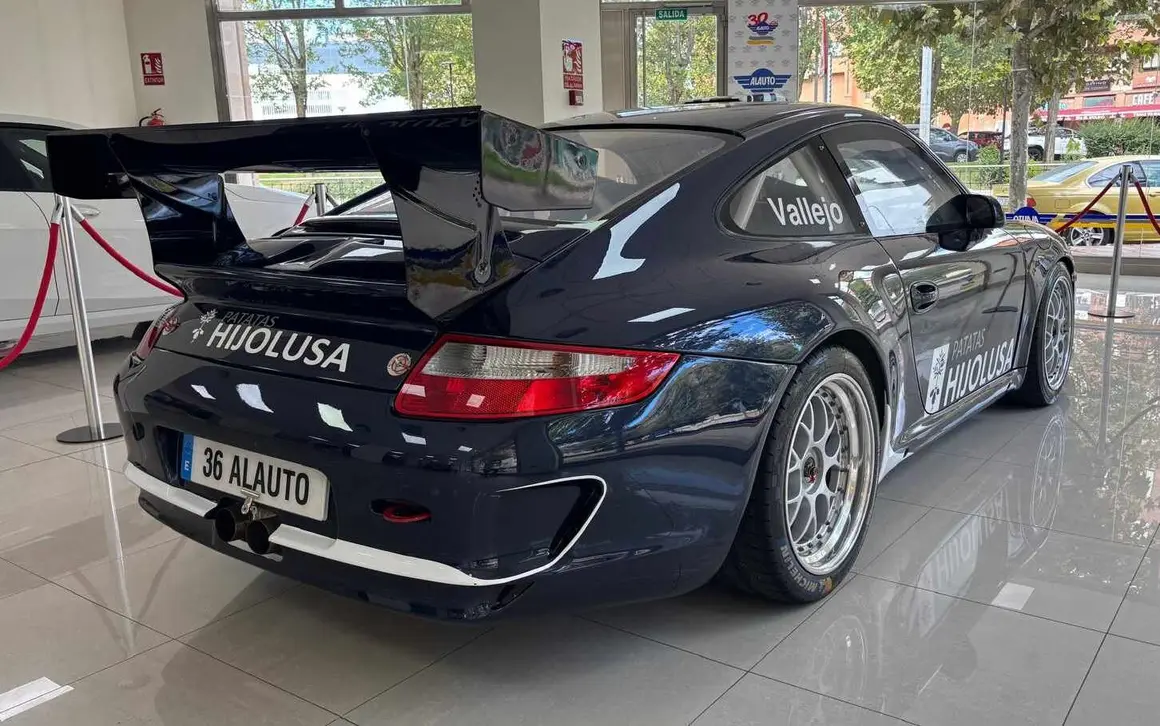 Los aficionados al motor tienen una cita ineludible en León. El concesionario Alauto acoge durante unos días el Porsche 997 GT3 RS 3.6, un modelo de culto en la competición que ha sido pilotado por Sergio Vallejo, Campeón de España de Rallyes.