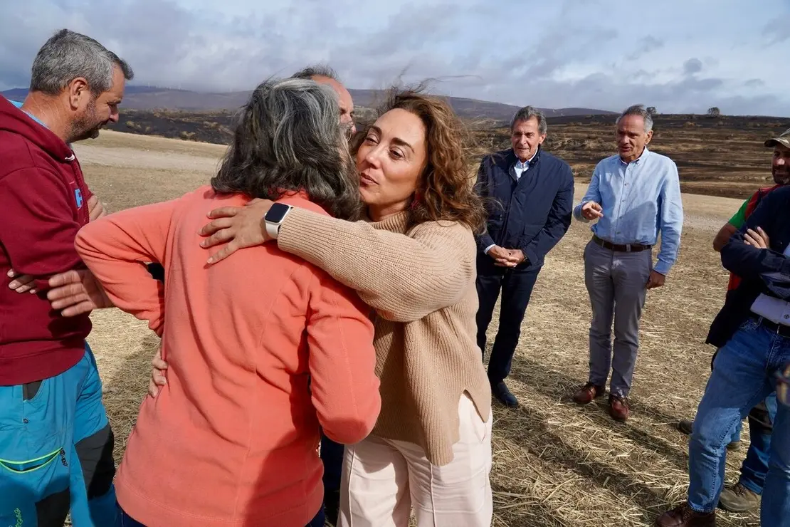 La consejera de Agricultura, Ganadería y Desarrollo Rural, María González Corral, visita una ganadería de ovino afectada por los incendios en Chana de Somoza, en el municipio de Lucillo (León)