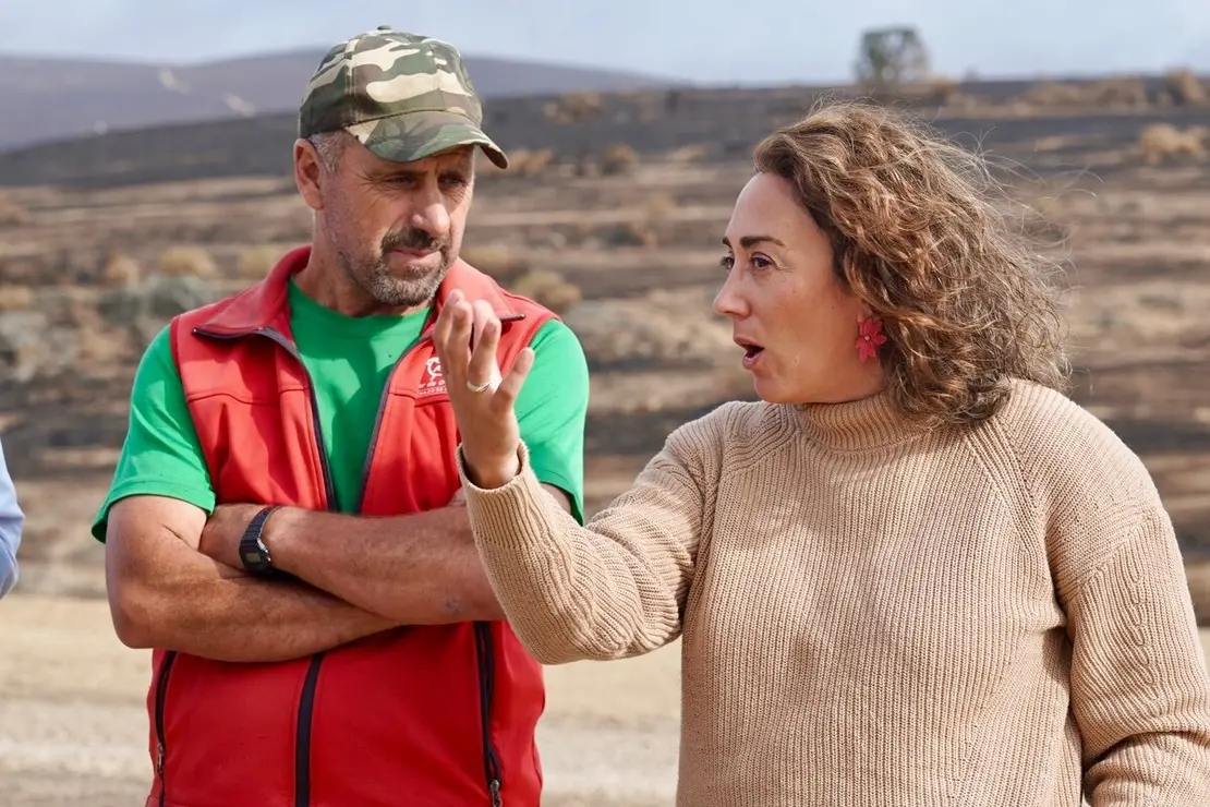 La consejera de Agricultura, Ganadería y Desarrollo Rural, María González Corral, visita una ganadería de ovino afectada por los incendios en Chana de Somoza, en el municipio de Lucillo (León)