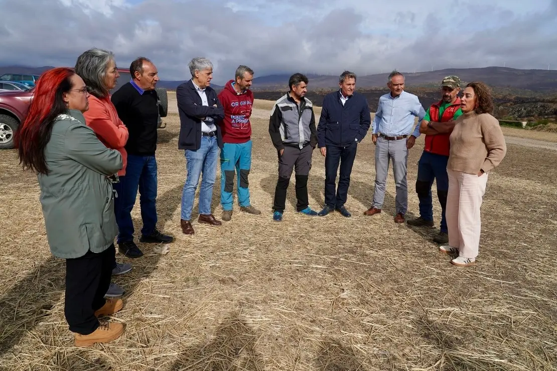La consejera de Agricultura, Ganadería y Desarrollo Rural, María González Corral, visita una ganadería de ovino afectada por los incendios en Chana de Somoza, en el municipio de Lucillo (León)