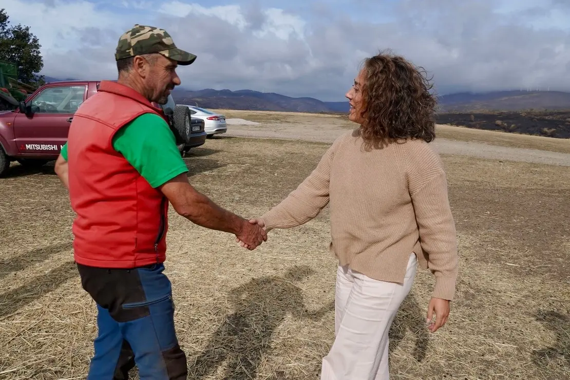 La consejera de Agricultura, Ganadería y Desarrollo Rural, María González Corral, visita una ganadería de ovino afectada por los incendios en Chana de Somoza, en el municipio de Lucillo (León)