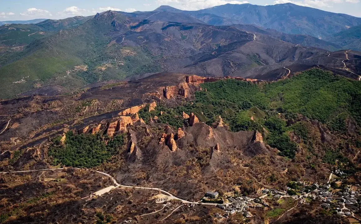 Greenpeace documenta con imágenes exclusivas desde el aire las zonas quemadas por los incendios en las provincias más afectadas: León, Zamora y Ourense; en la imagen, Las Médulas.