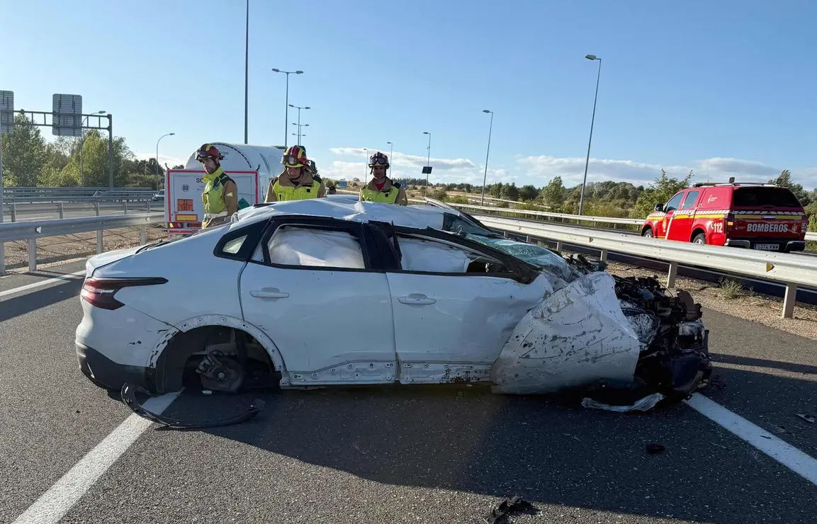 El siniestro se produjo en el kilómetro 142 de la autopista AP-66, a la altura de Valverde de la Virgen, cuando un vehículo volcó tras dar varias vueltas de campana. Un segundo vehículo resultó implicado. Foto: Bomberos León