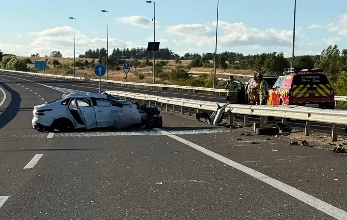 El siniestro se produjo en el kilómetro 142 de la autopista AP-66, a la altura de Valverde de la Virgen, cuando un vehículo volcó tras dar varias vueltas de campana. Un segundo vehículo resultó implicado. Foto: Bomberos León