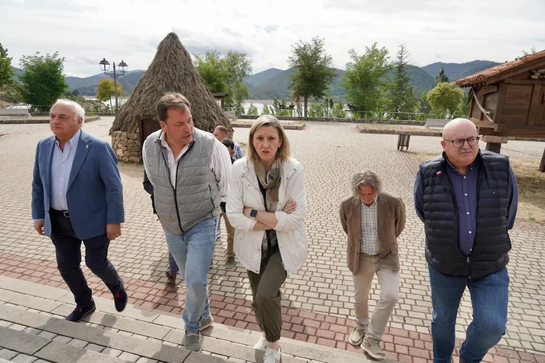 La vicepresidenta de la Junta y consejera de Familia e Igualdad de Oportunidades, Isabel Blanco, se reúne en Riaño (León) con alcaldes de municipios del entorno del Parque Nacional de los Picos de Europa afectados por los incendios. Fotos: Campillo