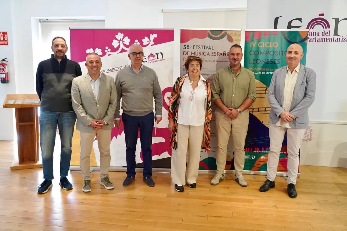 La concejala de Acción y Promoción Cultural de León, Elena Aguado, presenta el 38 Festival de Música Española de León junto a sus organizadores