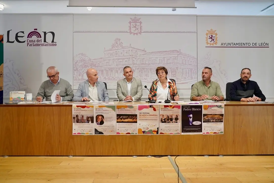 La concejala de Acción y Promoción Cultural de León, Elena Aguado, presenta el 38 Festival de Música Española de León junto a sus organizadores