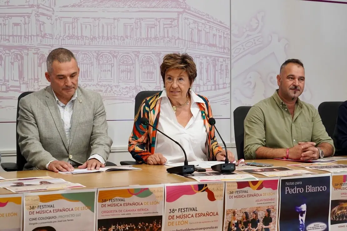 La concejala de Acción y Promoción Cultural de León, Elena Aguado, presenta el 38 Festival de Música Española de León junto a sus organizadores