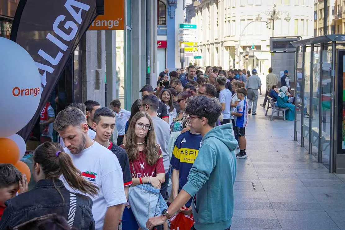 La firma de autógrafos de Bicho y Chacón en el centro de León provoca enormes colas, cientos de aficionados esperando por los jugadores y desborda todas las previsiones.