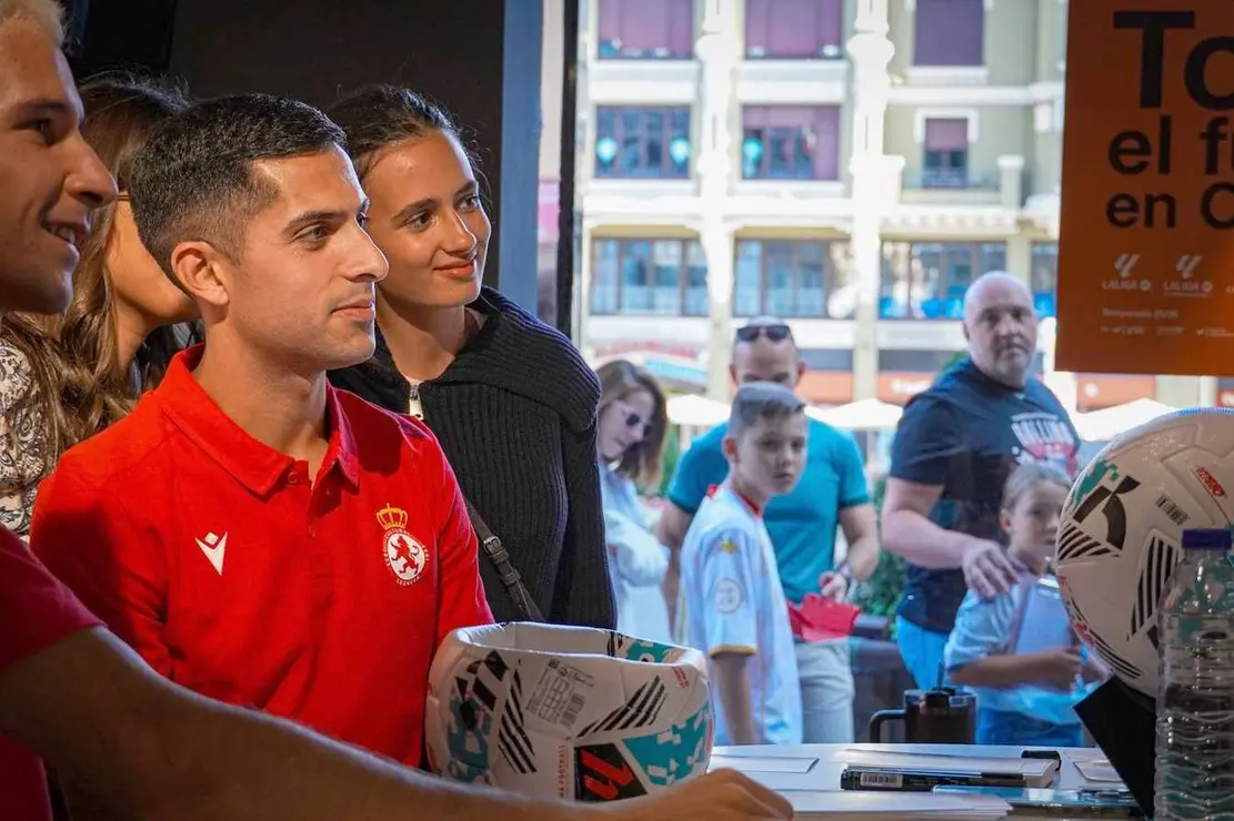 La firma de autógrafos de Bicho y Chacón en el centro de León provoca enormes colas, cientos de aficionados esperando por los jugadores y desborda todas las previsiones.