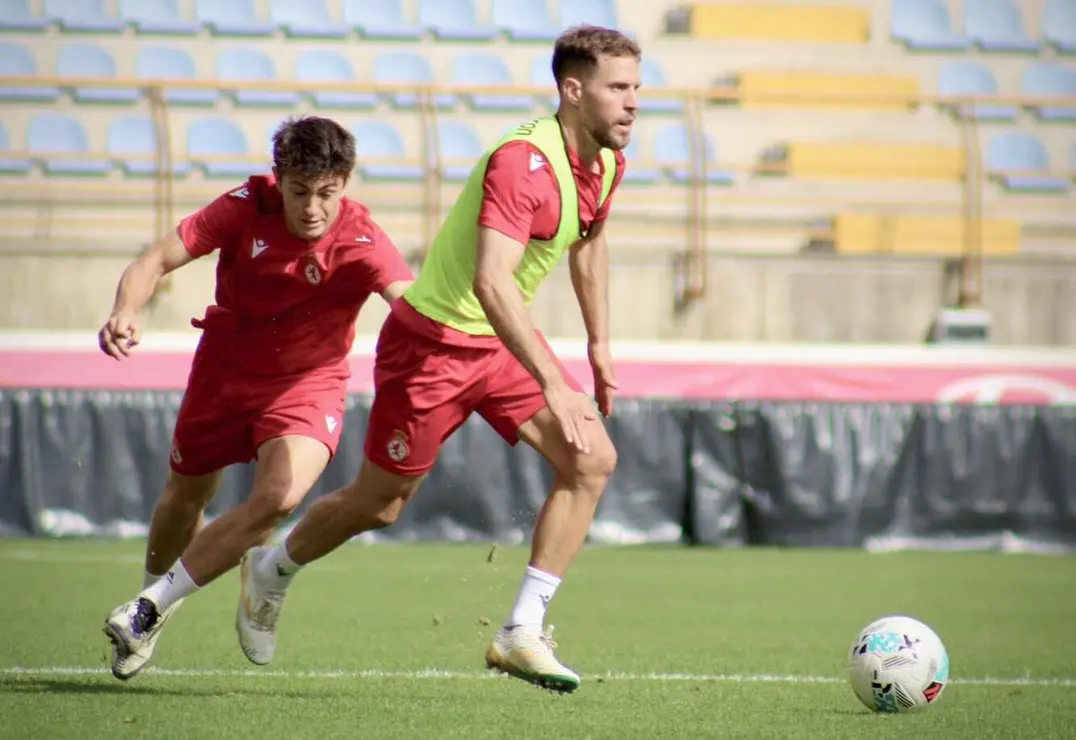 La plantilla de la Cultural se queda sin campo de entrenamiento por un hongo en Puente Castro. El césped del campo número 1 ha quedado inutilizable y el club busca soluciones urgentes para preparar su partido ante el Leganés. En la imagen, uno de los entrenamientos en el Reino de León. Fotos: CyDLeonesa
