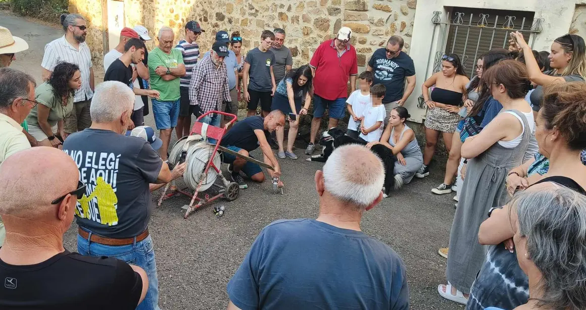 Taranilla se organiza frente al fuego tras los últimos incendios Vecinos de la localidad revisan el material contraincendios, aprenden a usar bocas de riego y piden reforzar la seguridad con detectores de humo