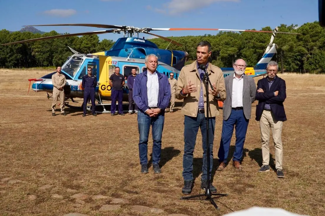El presidente del Gobierno, Pedro Sánchez, visita la base de la Brigada de Refuerzo en Incendios Forestales, Brif, de Tabuyo del Monte. Fotos: Campillo