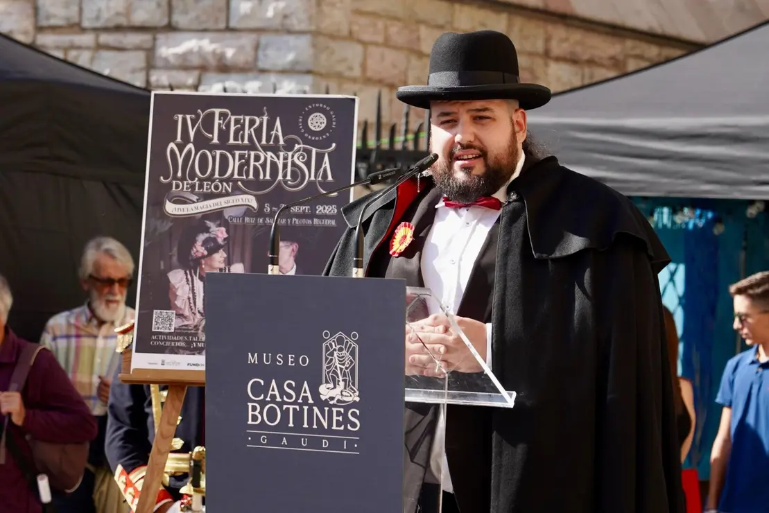La plaza de San Marcelo se convirtió este viernes en un escenario de época para acoger la inauguración de la IV Feria Modernista de León, un evento que cada septiembre transforma el entorno de la Casa Botines Gaudí. Centenares de personas asistieron a un acto que tuvo como gran protagonista al cineasta leonés Néstor López, ganador de tres premios Goya, que fue proclamado mantenedor de esta edición. Fotos: Campillo  M.A.| García