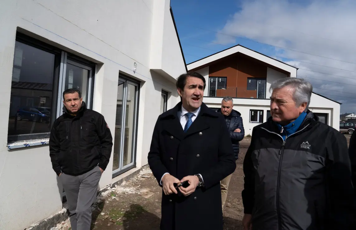 El consejero de Medio Ambiente, Vivienda y Ordenación del Territorio, Juan Carlos Suárez-Quiñones, durante su visita a las obras de la promoción de 32 Viviendas de Protección Oficial en Posada del Bierzo (León)