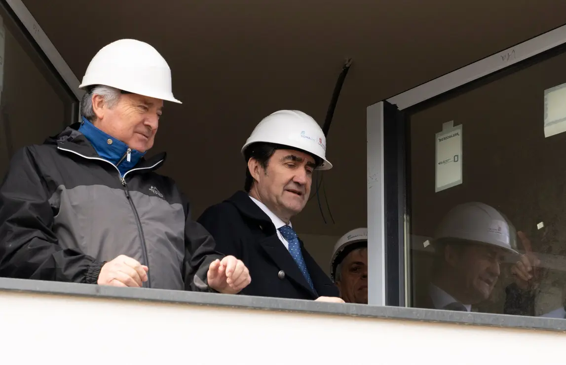 El consejero de Medio Ambiente, Vivienda y Ordenación del Territorio, Juan Carlos Suárez-Quiñones, durante su visita a las obras de la promoción de 32 Viviendas de Protección Oficial en Posada del Bierzo (León)