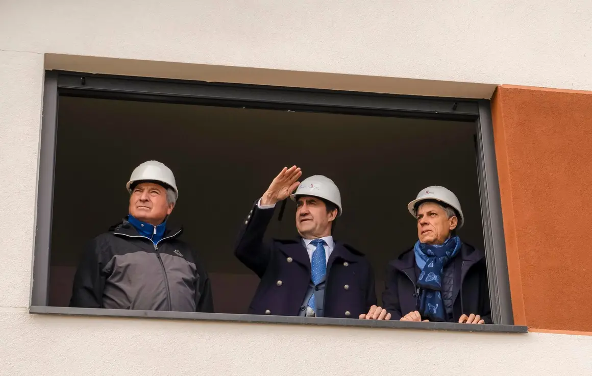 El consejero de Medio Ambiente, Vivienda y Ordenación del Territorio, Juan Carlos Suárez-Quiñones, durante su visita a las obras de la promoción de 32 Viviendas de Protección Oficial en Posada del Bierzo (León)