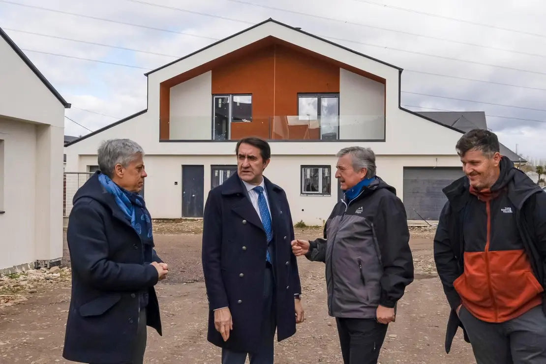 El consejero de Medio Ambiente, Vivienda y Ordenación del Territorio, Juan Carlos Suárez-Quiñones, durante su visita a las obras de la promoción de 32 Viviendas de Protección Oficial en Posada del Bierzo (León)