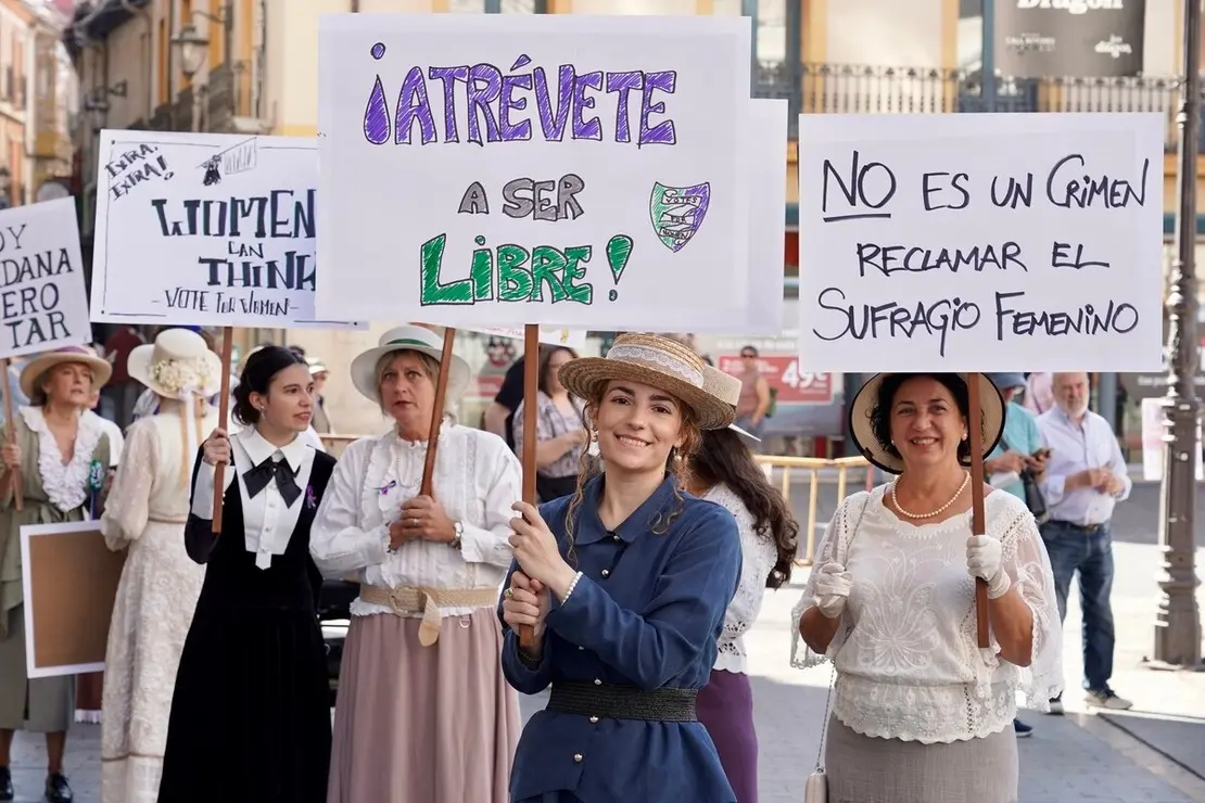 Recreación de una manifestación sufragista dentro del programa de actos de la IV Feria Modernista de León