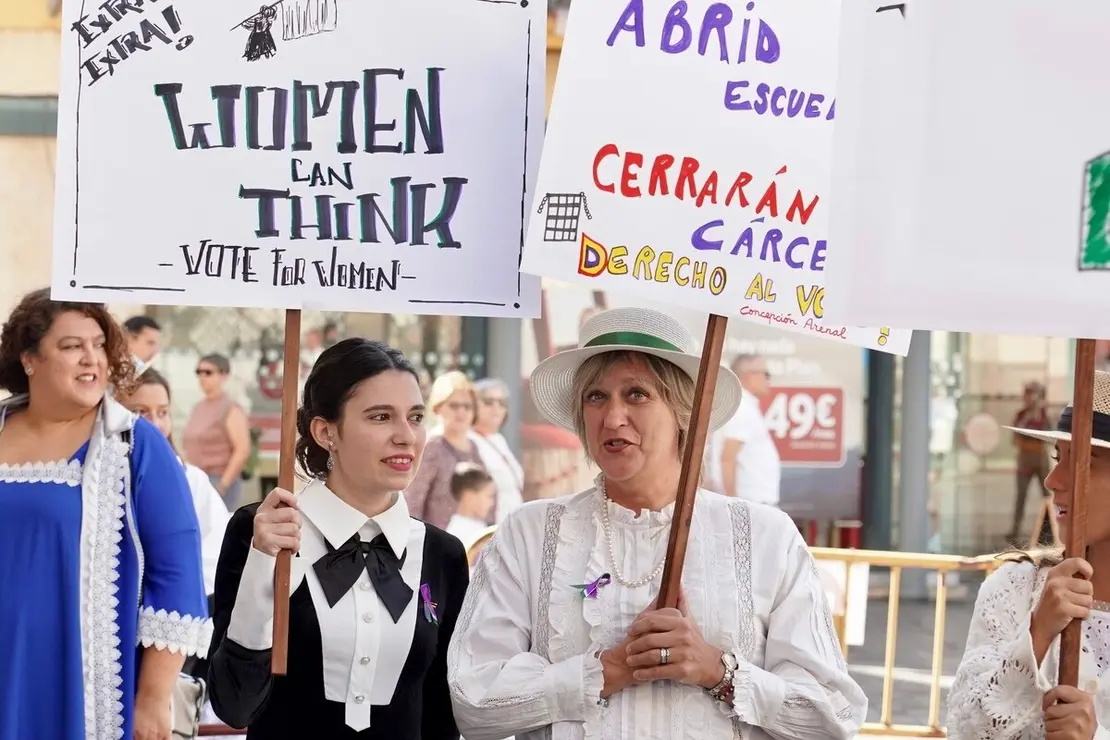 Recreación de una manifestación sufragista dentro del programa de actos de la IV Feria Modernista de León