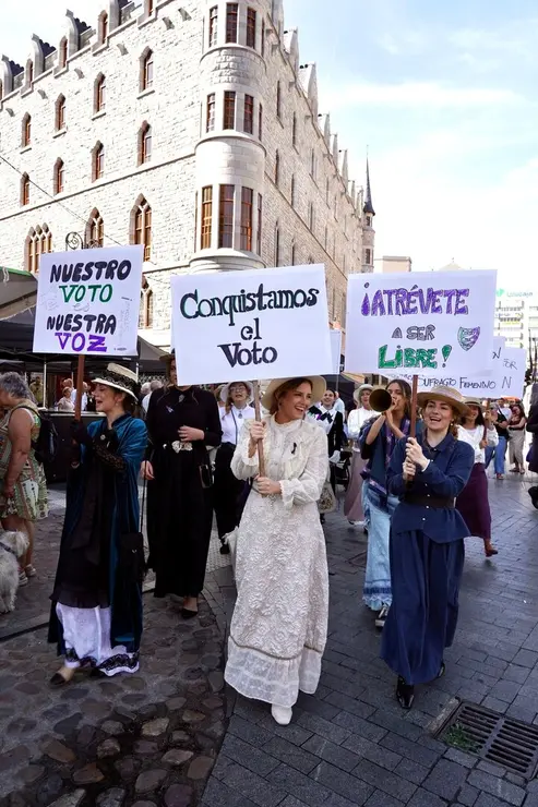 Recreación de una manifestación sufragista dentro del programa de actos de la IV Feria Modernista de León