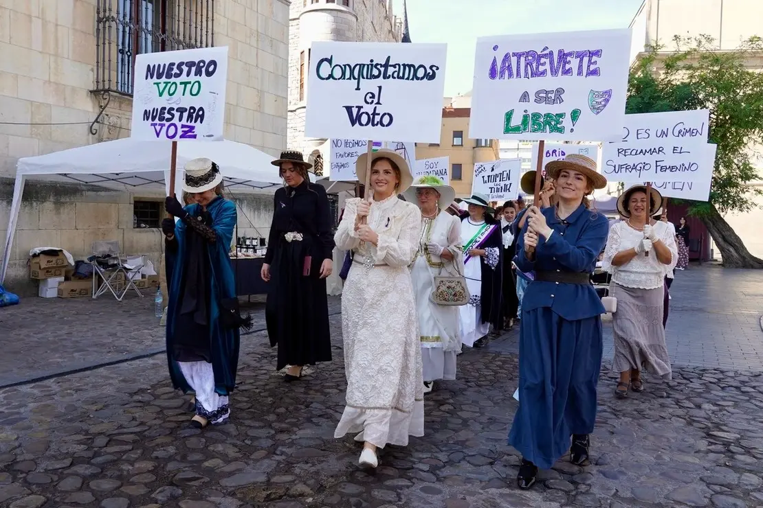 Recreación de una manifestación sufragista dentro del programa de actos de la IV Feria Modernista de León