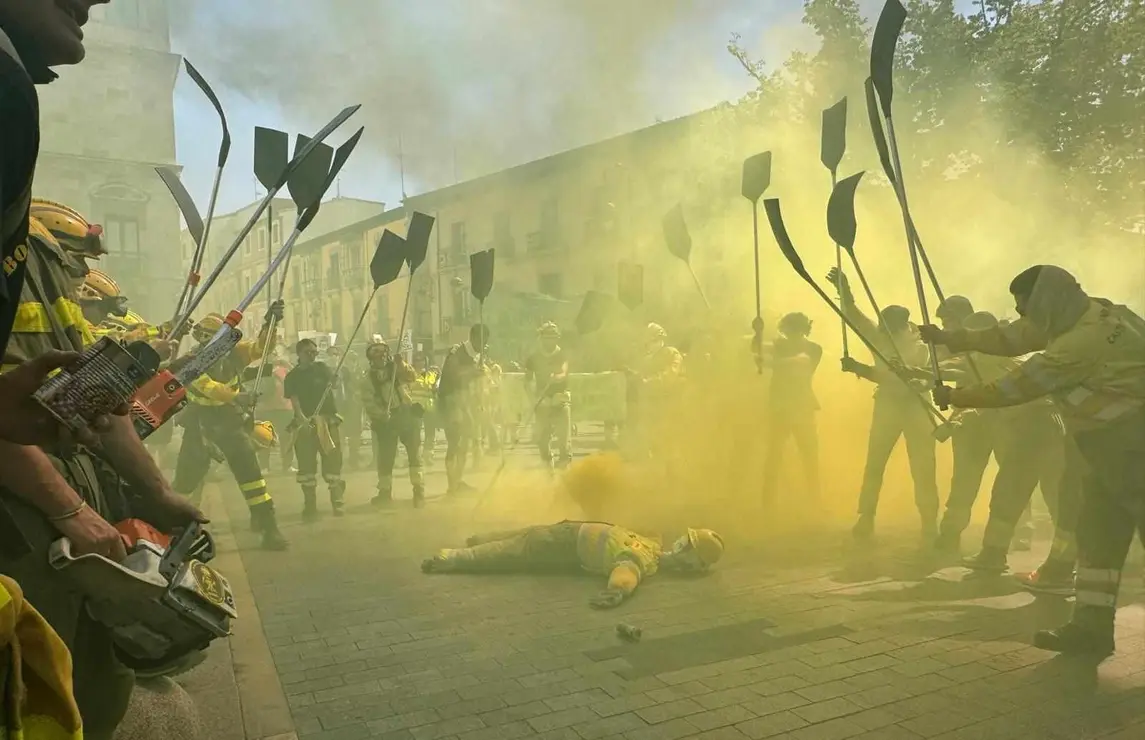 Los brigadistas forestales durante una de sus protestas en el centro de León. Fotos: Silvia García