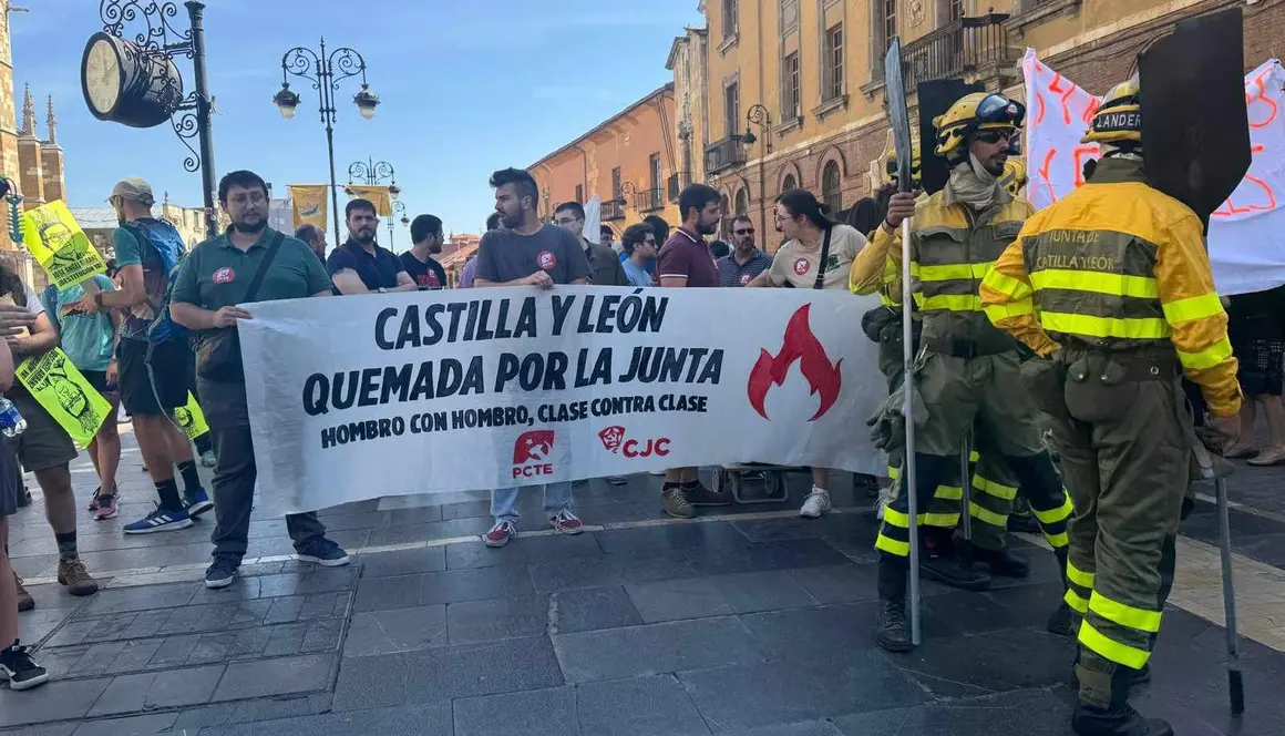 Manifestación en León por las condiciones de los trabajadores del operativo antiincendios.