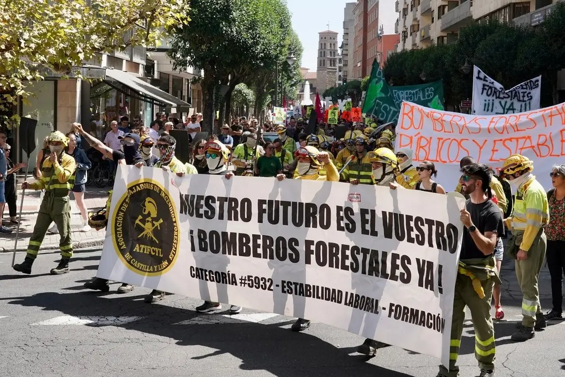 Manifestación convocada por la Asociación de Trabajadores de Incendios Forestales de Castilla y León para exigir mejoras en el operativo de prevención y extinción de incendios y la asunción de responsabilidades por la gestión de este verano