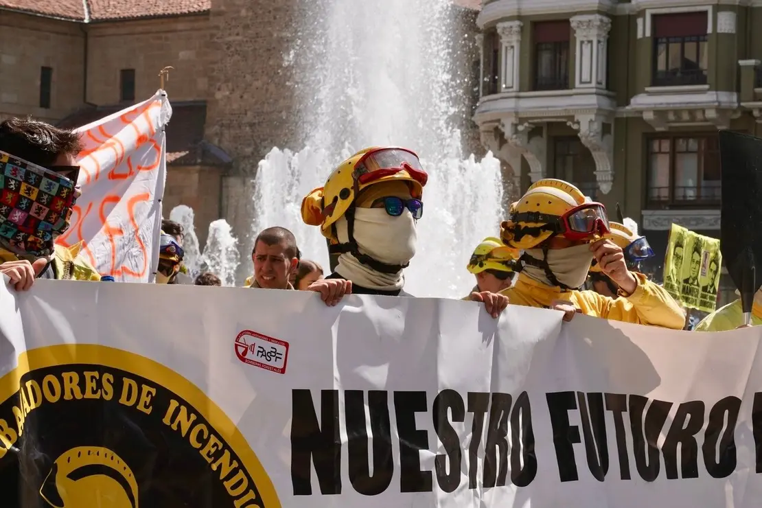 Manifestación convocada por la Asociación de Trabajadores de Incendios Forestales de Castilla y León para exigir mejoras en el operativo de prevención y extinción de incendios y la asunción de responsabilidades por la gestión de este verano