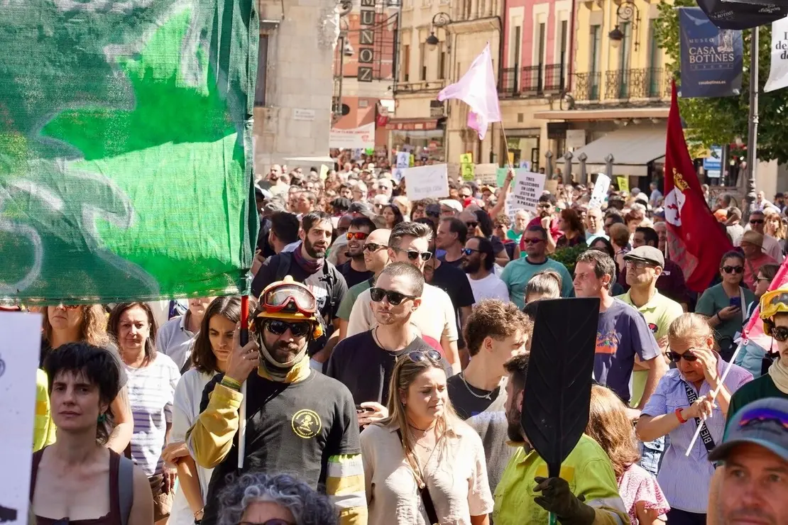 Manifestación convocada por la Asociación de Trabajadores de Incendios Forestales de Castilla y León para exigir mejoras en el operativo de prevención y extinción de incendios y la asunción de responsabilidades por la gestión de este verano