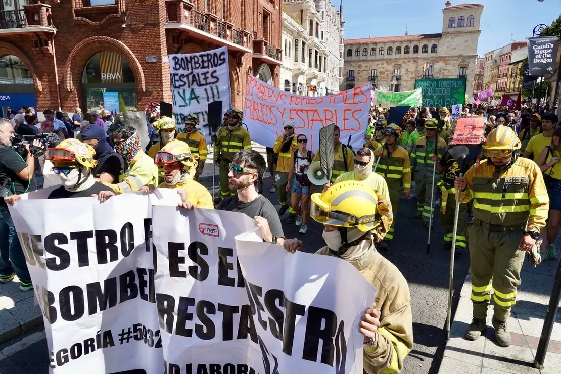 Manifestación convocada por la Asociación de Trabajadores de Incendios Forestales de Castilla y León para exigir mejoras en el operativo de prevención y extinción de incendios y la asunción de responsabilidades por la gestión de este verano